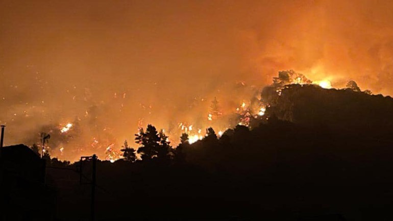 Δήμαρχος Ιστιαίας: «Το 112 δεν βοηθάει σε τίποτα απλά εκκενώνουμε χωριά για να καούν -Που είναι τα εναέρια μέσα;»