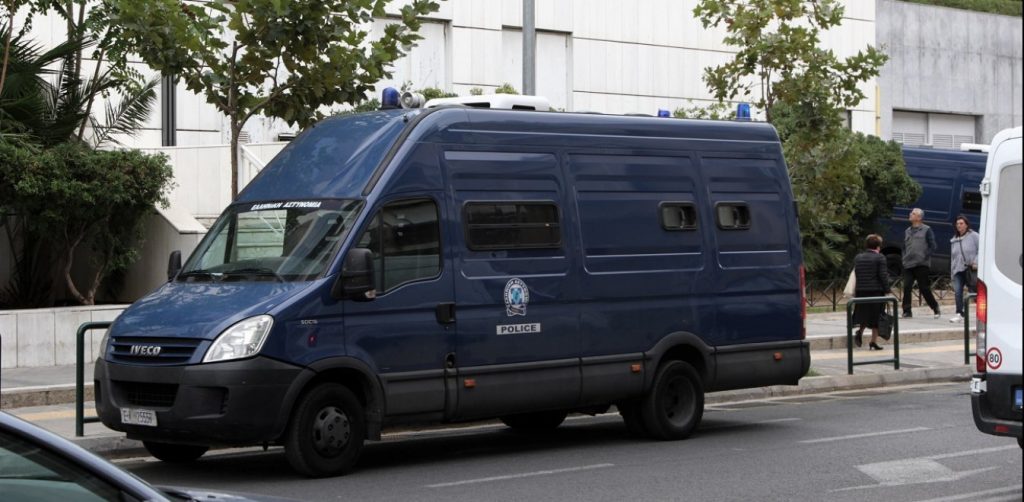 Η Ελλάδα στις φλόγες αλλά η κυβέρνηση αποφάσισε να προμηθευτεί νέες… κλούβες μεταγωγής κρατουμένων για την αστυνομία