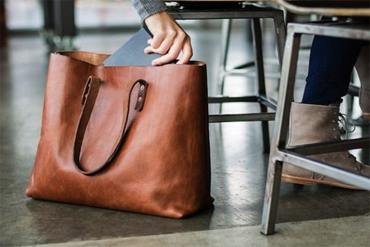 Αυτό είναι το πιο βρώμικο αντικείμενο στην τσάντα μας σύμφωνα με τους επιστήμονες – Και όχι δεν είναι τα λεφτά!