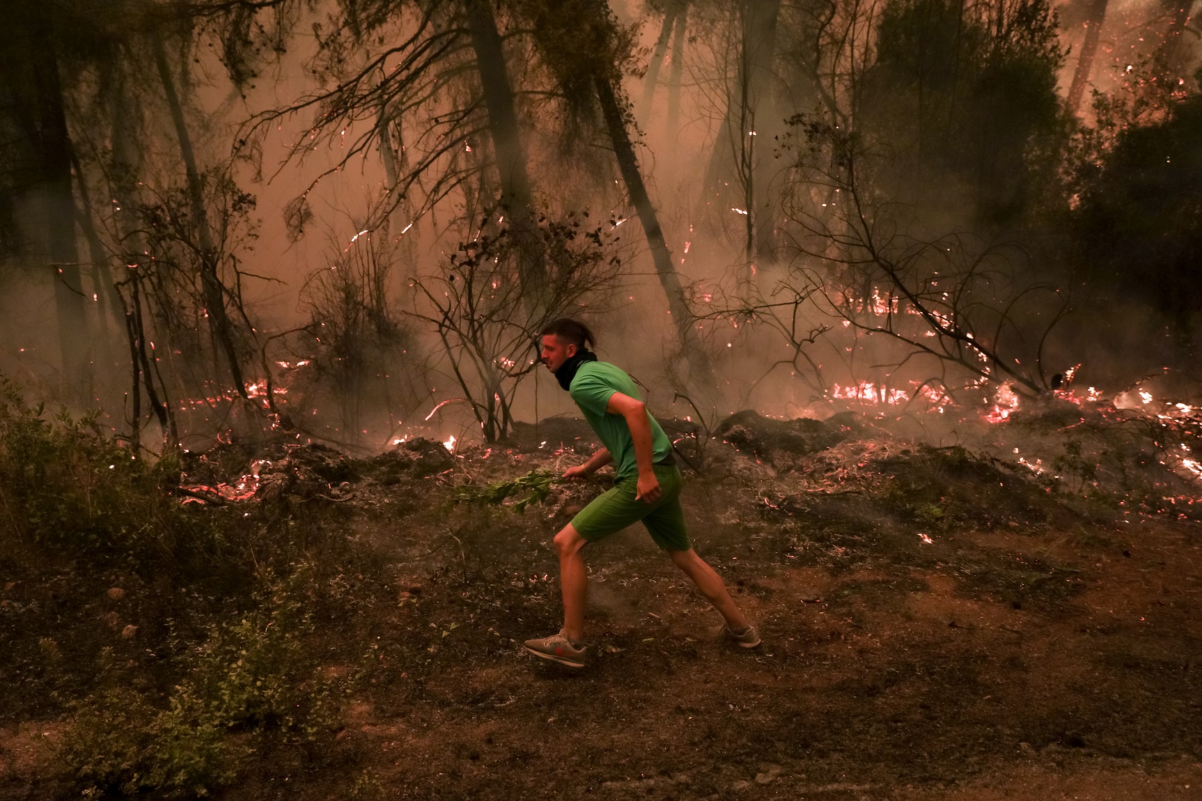 Εικόνες τριτοκοσμικής χώρας: Κάτοικοι με κουβάδες σώζουν το Πευκί! – «Κοπρίτες και παλιοτόμαρα» οι κυβερνητικοί