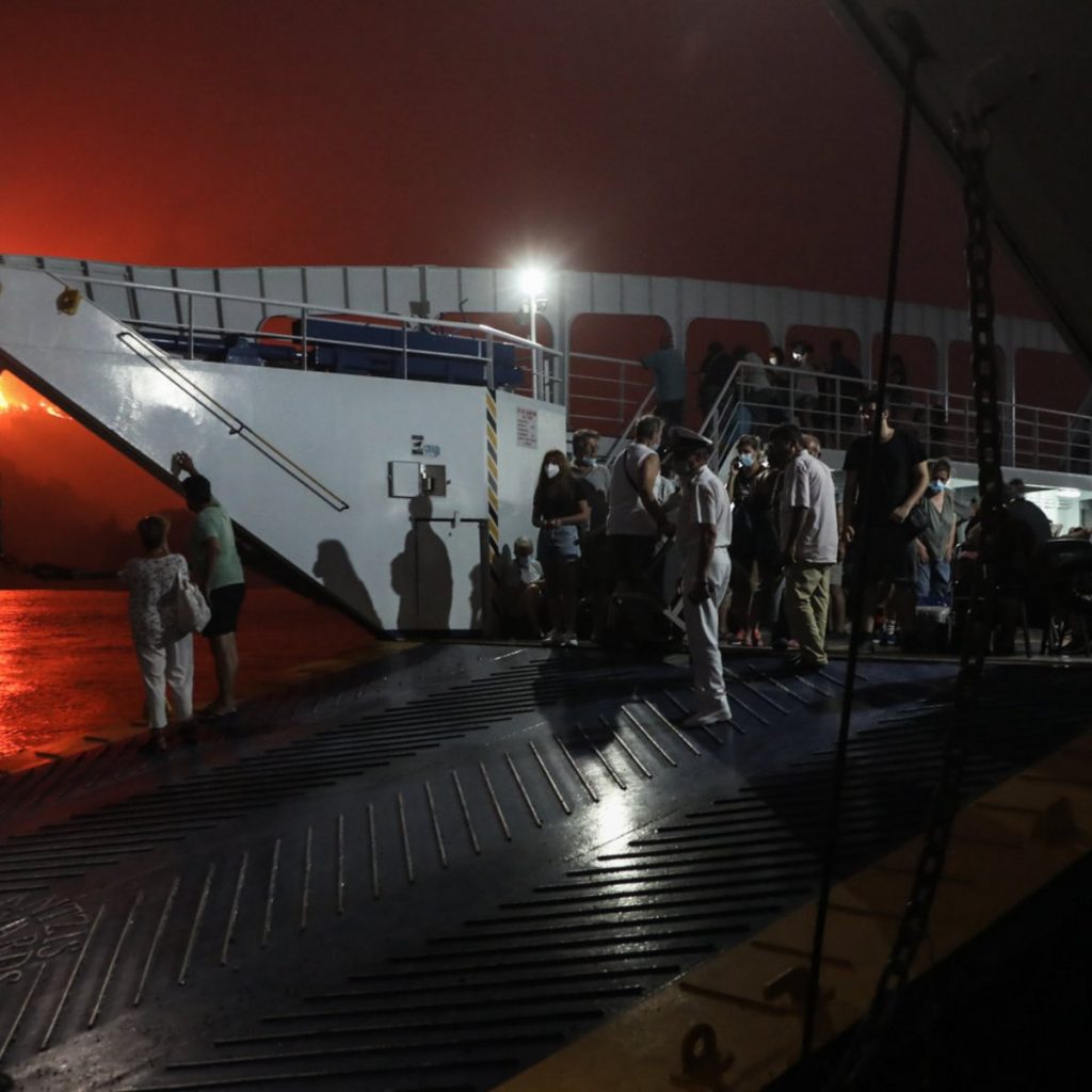 Φωτιά στην Εύβοια: Το Λιμενικό απεγκλώβισε 349 άτομα από το Πευκί