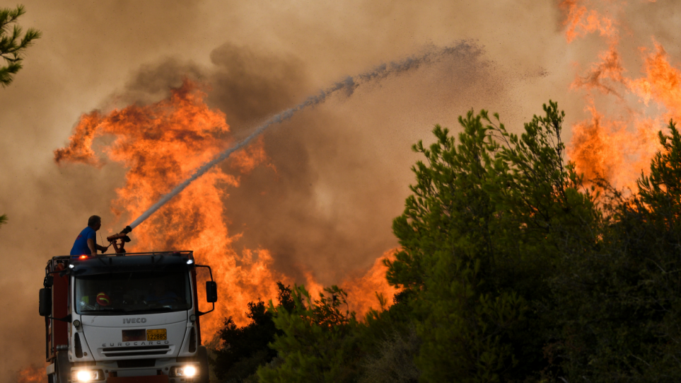 Sky News: «Χιλιάδες άνθρωποι έχουν εγκαταλείψει τα σπίτια τους από τις ανεξέλεγκτες πυρκαγιές στην Ελλάδα»
