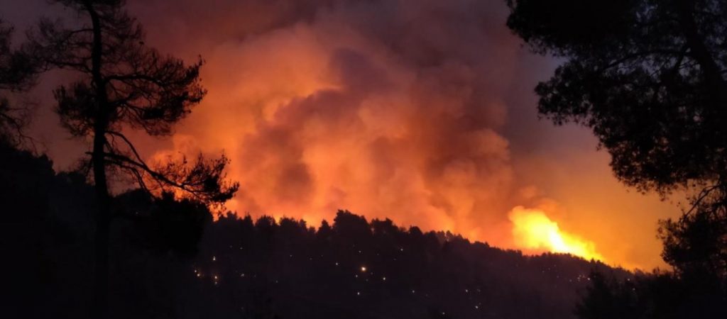 Εύβοια: Στο χωριό Γαλατσώνα φτάνει η φωτιά – Μάχη των κατοίκων να προστατεύσουν τα σπίτια τους (βίντεο)