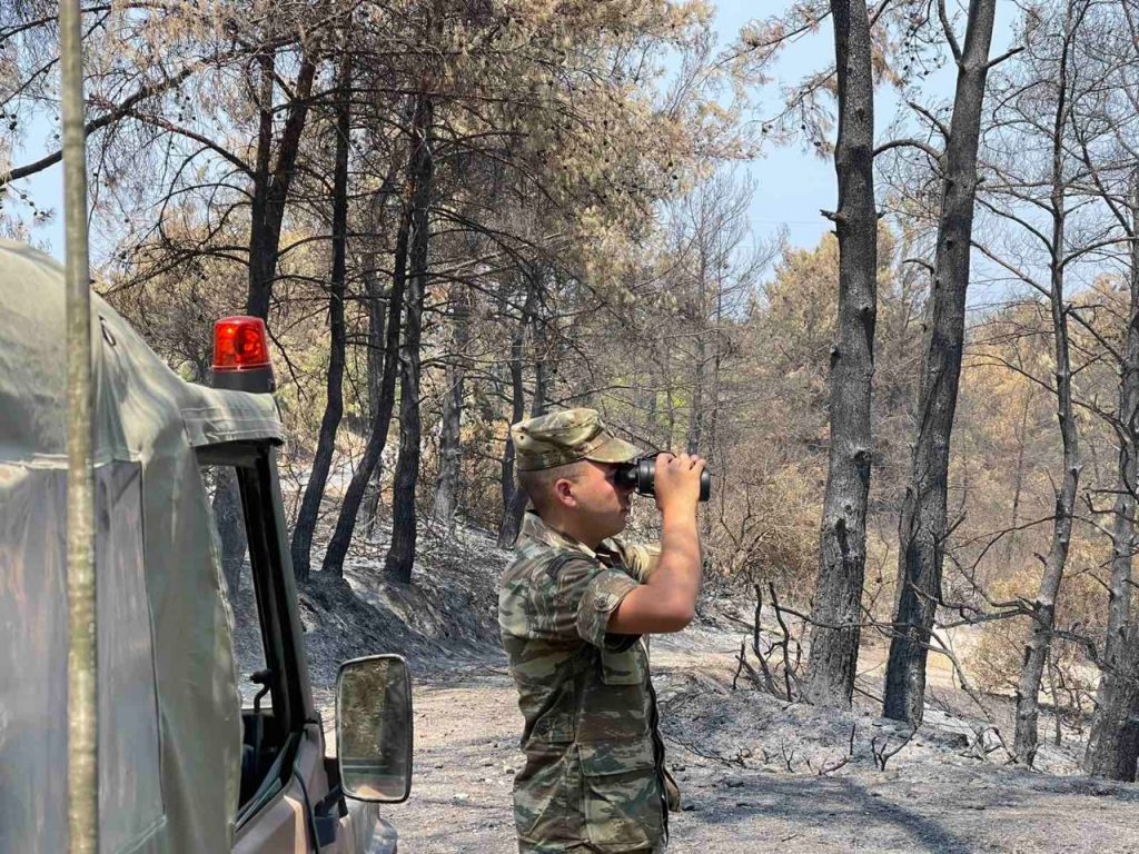Οι Ένοπλες Δυνάμεις στην μάχη με τις φλόγες – Συνδρομή με κάθε μέσο (βίντεο)