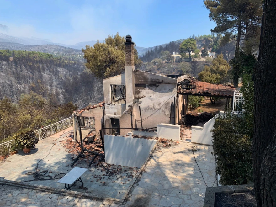 Τραγικός απολογισμός στην Αττική με πάνω από 300 σπίτια καμένα