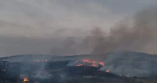 Ο καπνός από τη φωτιά στην Εύβοια σκέπασε τη Λαμία (βίντεο)