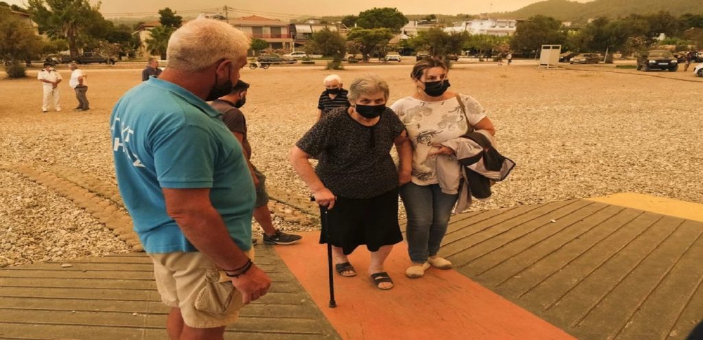 Φωτιά στην Εύβοια: Επιχείρηση στο Πευκί – Προσπάθειες μεταφοράς ηλικιωμένων προς την παραλία (φώτο)