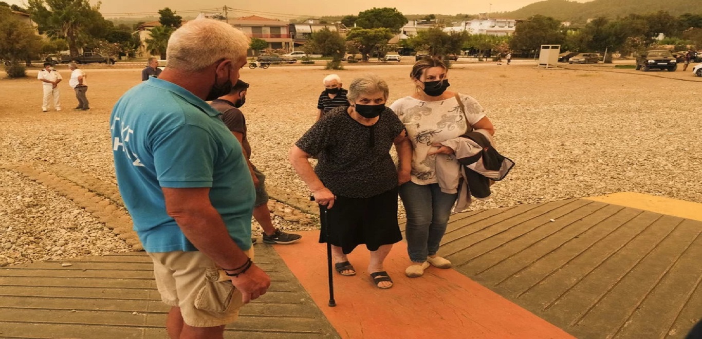 Φωτιά στην Εύβοια: Επιχείρηση στο Πευκί – Προσπάθειες μεταφοράς ηλικιωμένων προς την παραλία (φώτο)