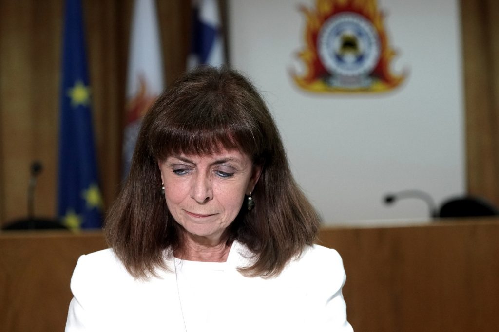 H Ελλάδα καίγεται και η Κ.Σακελλαροπούλου έκανε βόλτες με Σινούκ! – Την πήρε από τη Νάξο που παραθέριζε (βίντεο)