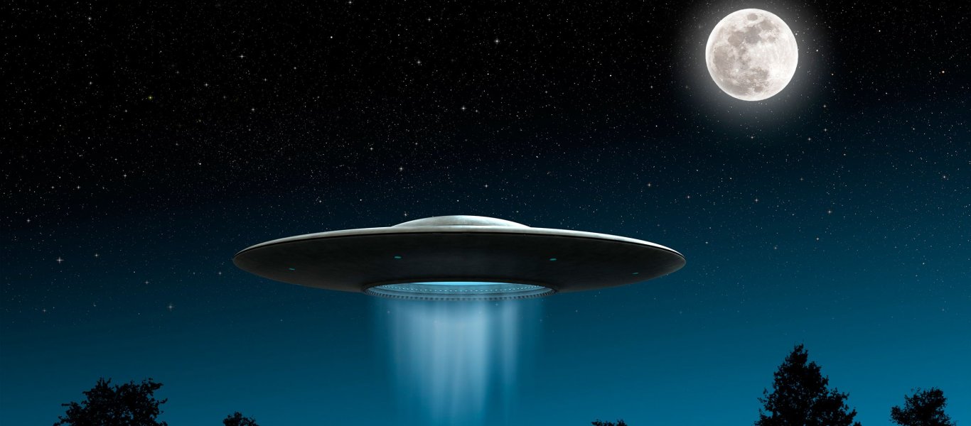 Γυναίκα βρήκε στον κήπο της παράξενο ιπτάμενο δίσκο! (βίντεο)