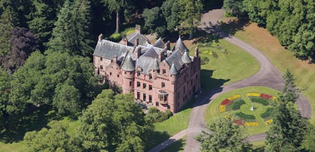 Σκωτία: Εντυπωσιακό κάστρο 19ου αιώνα πωλείται για…1,2 ευρώ! (φώτο)