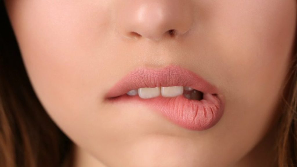 Δαγκώνετε τα χείλη σας; – Δείτε πως θα το σταματήσετε