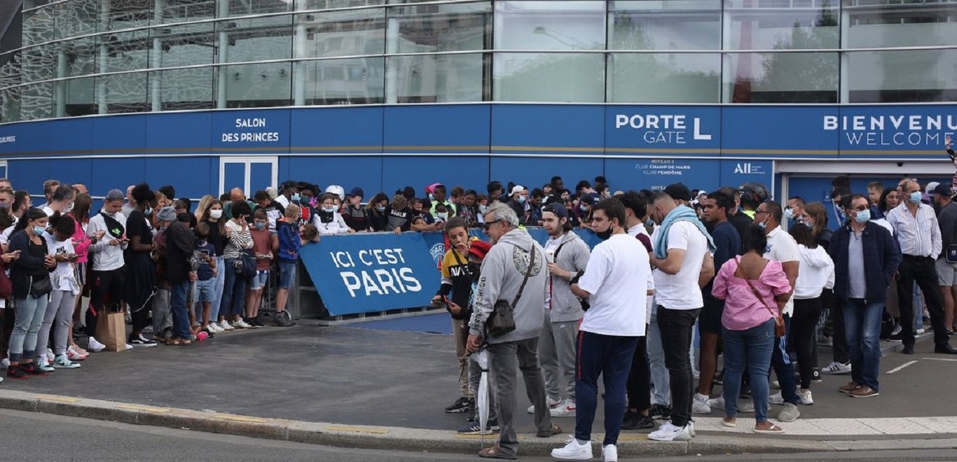 Λ.Μέσι: Από νωρίς στο αεροδρόμιο οπαδοί της Παρί Σεν Ζερμέν για να τον υποδεχτούν! (βίντεο)