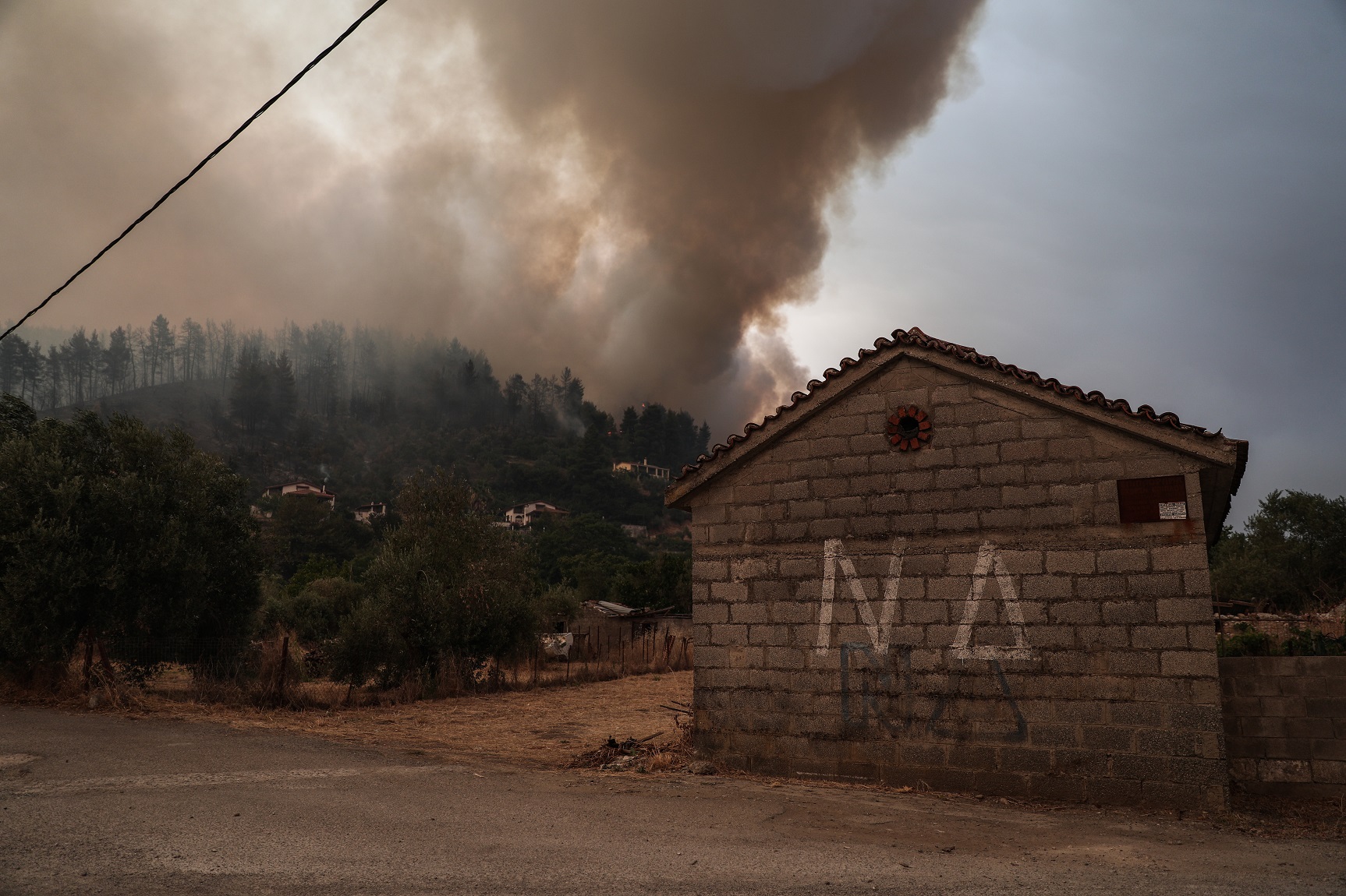 «Η κυβέρνηση είναι υπεύθυνη – Περιμένουμε κάποιος να φύγει»: Πώς η φωτιά «έκαψε» το αφήγημα του επιτελικού κράτους
