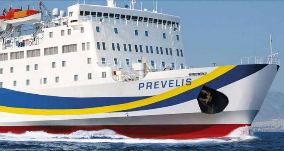 Προσέκρουσε στο λιμάνι της Ανάφης το πλοίο «Πρέβελης» – Ταλαιπωρία για εκατοντάδες επιβάτες