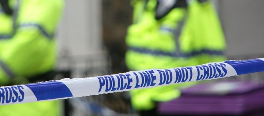 Αγγλία: Στην φυλακή οδηγήθηκε 50χρονη γυναίκα – Ξυλοκοπούσε κατ’ εξακολούθηση τον τυφλό σύζυγό της