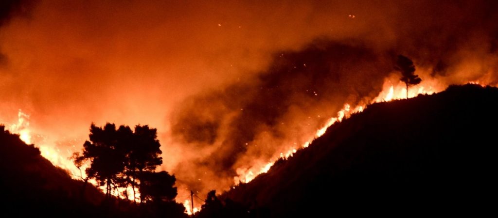 Φωτιά στην Ηλεία: Συνεχίζονται οι αναζωπυρώσεις – Δεκάδες άνθρωποι με αναπνευστικά προβλήματα