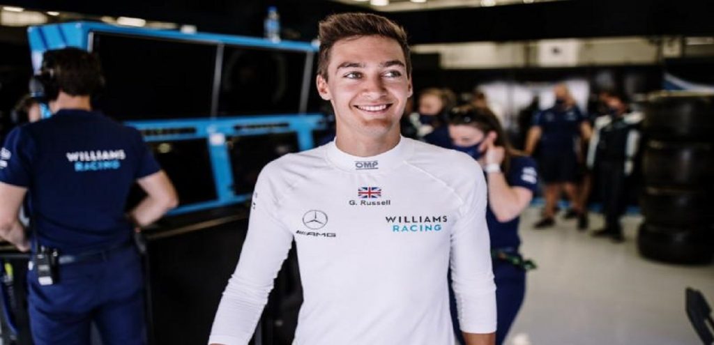Formula 1: Ο George Russell απολαμβάνει τις διακοπές του στη Σαντορίνη παίζοντας…τάβλι! (φώτο)