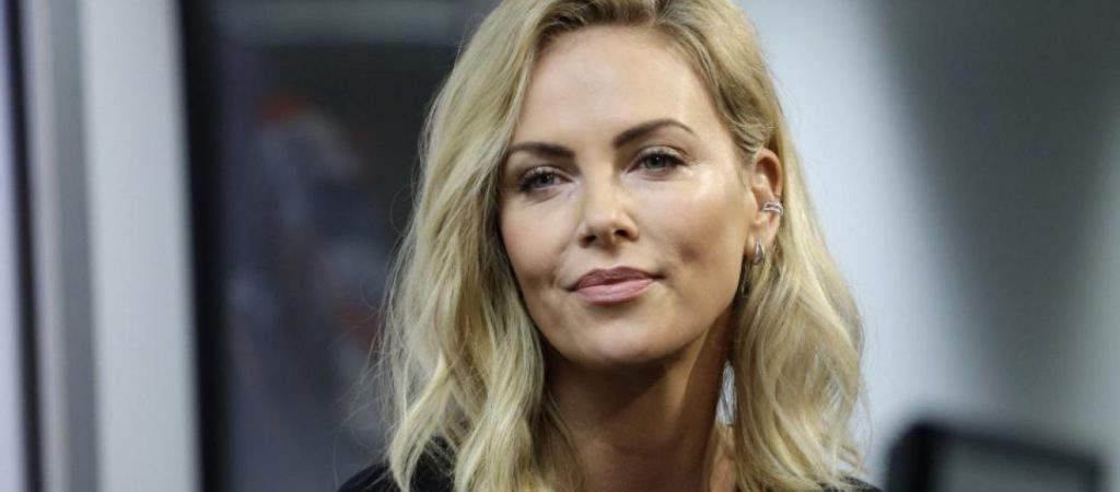 Σαρλίζ Θερόν: Το εντυπωσιακό πάρτι – έκπληξη σε ελληνικό νησί που της ετοίμασαν φίλοι της! (φώτο)