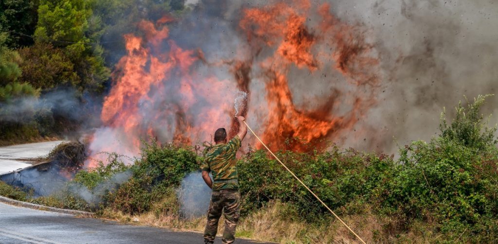 Αντιμέτωπες με αναζωπυρώσεις οι πυροσβεστικές δυνάμεις στην Ηλεία