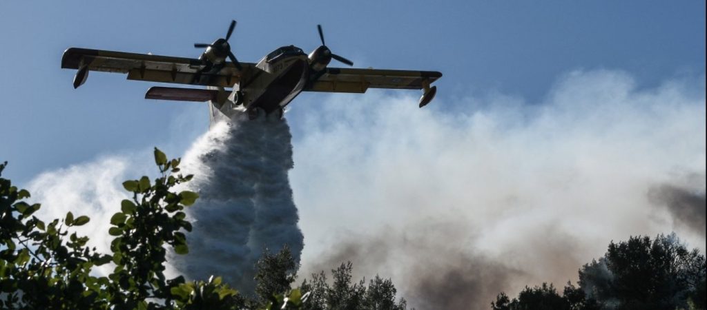 Πελοπόννησος: Ενισχύθηκαν τα εναέρια μέσα που επιχειρούν στις φωτιές – Στάχτη 120.000 στρέμματα στην Ηλεία