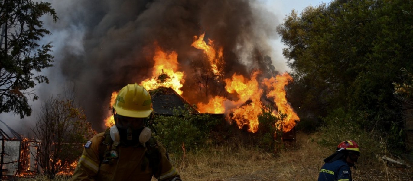 Συνεχείς αναζωπυρώσεις στη Γορτυνία – Ξεκίνησαν να πραγματοποιούν ρίψεις νερού τα εναέρια μέσα