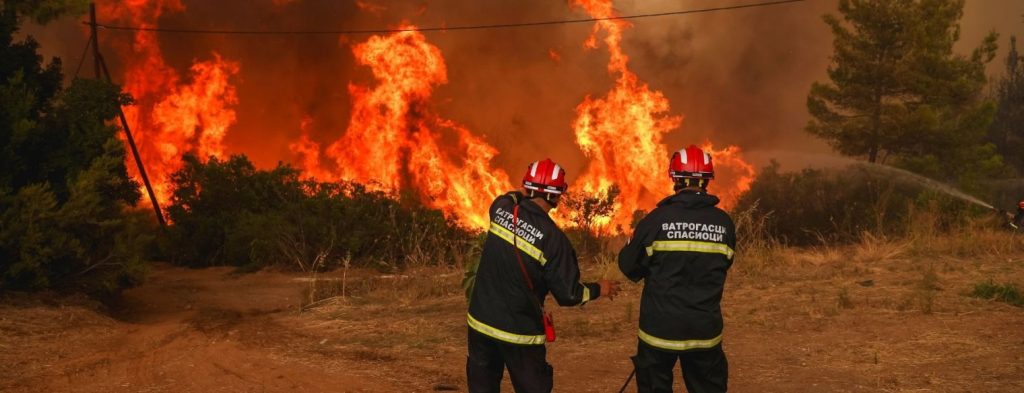 Δραματικός διάλογος πυροσβεστών: «Θα μας καεί η Γαλατσώνα – Στείλετε αεροπλάνα μήπως την σώσουμε» (βίντεο)