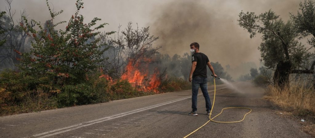 «Μάχη» με τις φλόγες στην Εύβοια: Με δεξαμενόπλοιο κουβαλούν νερό για τα πυροσβεστικά