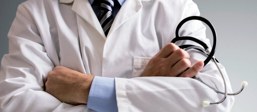 Ηράκλειο Κρήτης: Χειροπέδες σε γιατρό μετά από καταγγελία για ασέλγεια σε 18χρονο