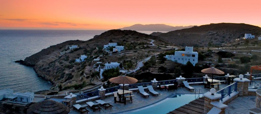 Αυτό είναι το ελληνικό νησί των Κυκλάδων που έχει… 365 εκκλησίες!