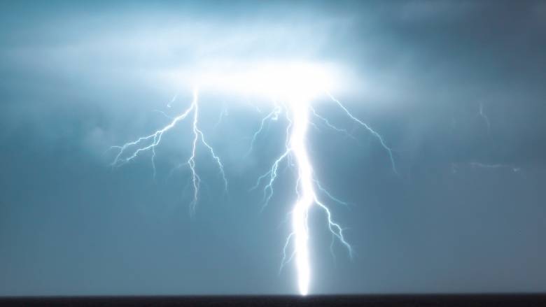 Εντυπωσιακή φωτογραφία από την παραλιακή με τον κεραυνό που χτυπά στη θάλασσα (φωτο)