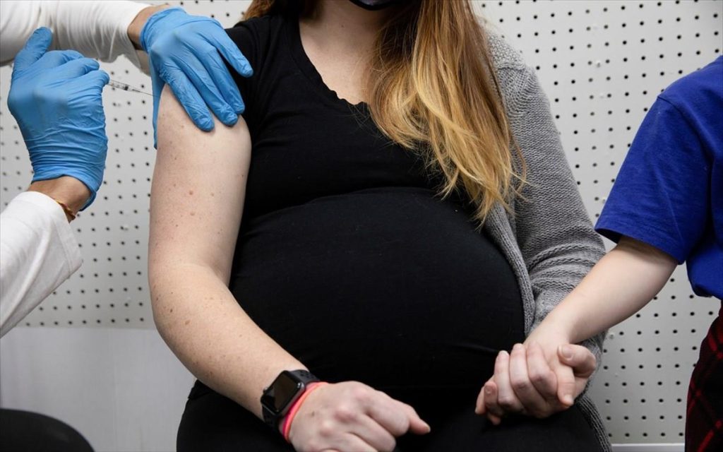 «Ασφαλή τα εμβόλια της Pfizer και της Μoderna για τις εγκύους» λέει το CDC
