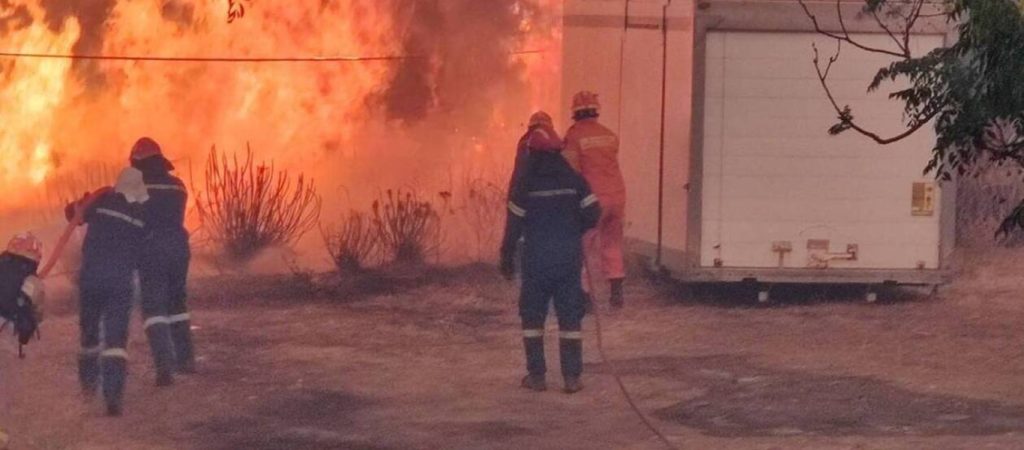Φωτιά στην Μάνη: Aναζωπυρώσεις σε Σκαμνάκι, Δεσφίνα και Καρέα