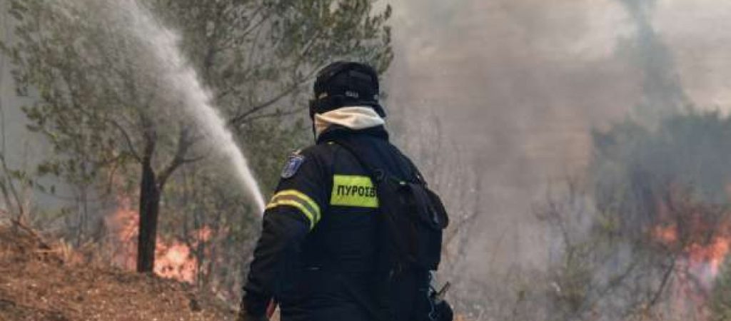 Φωτιά σε δασική έκταση στα Μέθανα