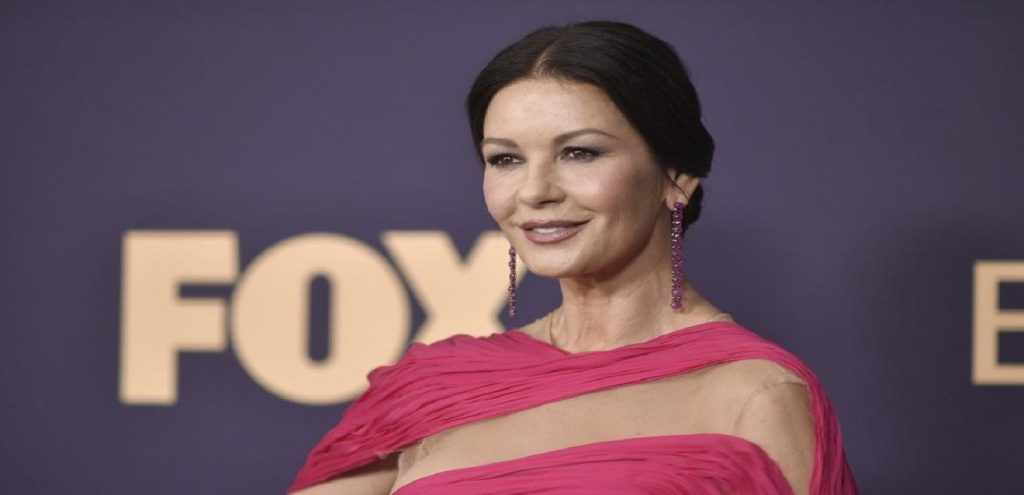 Κάθριν Ζέτα Τζόουνς: Χορεύει χούλα χουπ φορώντας το μπικίνι της! (βίντεο)