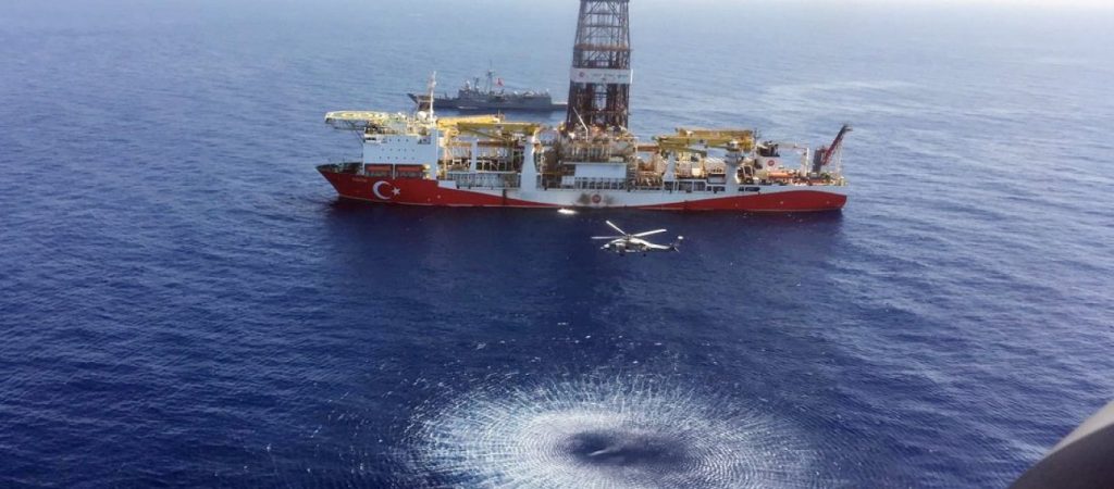 Τουρκία: Tο πλωτό γεωτρύπανο Γιαβούζ έχει δέσει στα ανοιχτά της Κωνσταντινούπολης και βάζει μπροστά τις μηχανές