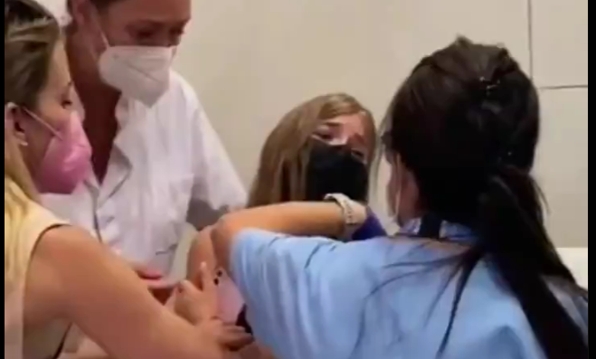Βίντεο-σοκ: Γονείς & ιατροί εμβολιάζουν 13χρονη με τη βία – Την καθηλώνουν για να την τρυπήσουν ενώ αυτή ουρλιάζει!
