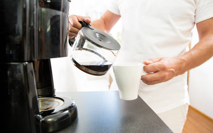 Δείτε πως να καθαρίσετε σωστά την καφετιέρα από άλατα και υπολείμματα