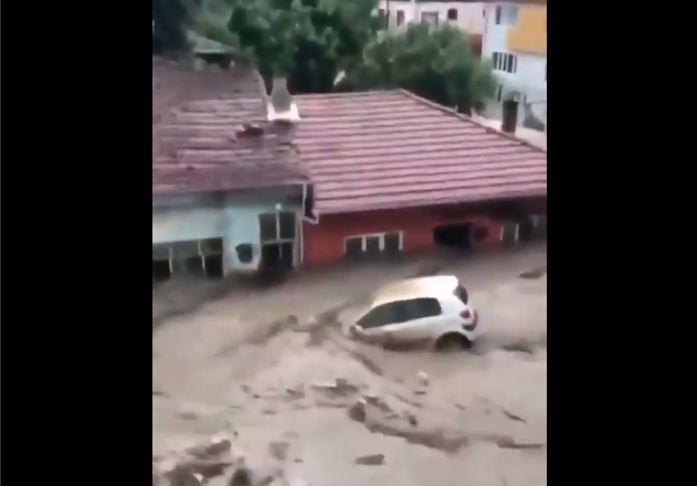 Τουρκία: Μέσα σε λίγα δευτερόλεπτα το νερό κάλυψε τα πάντα (βίντεο)