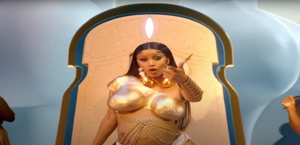 Cardi B: Ημίγυμνη σαν αρχαία Ελληνίδα θεά στο νέο της video clip (φώτο-βίντεο)
