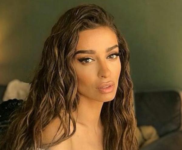 Ελένη Φουρέιρα: Φωτογραφίζεται στην Σαντορίνη με μικροσκοπικό μπικίνι και «κολάζει»