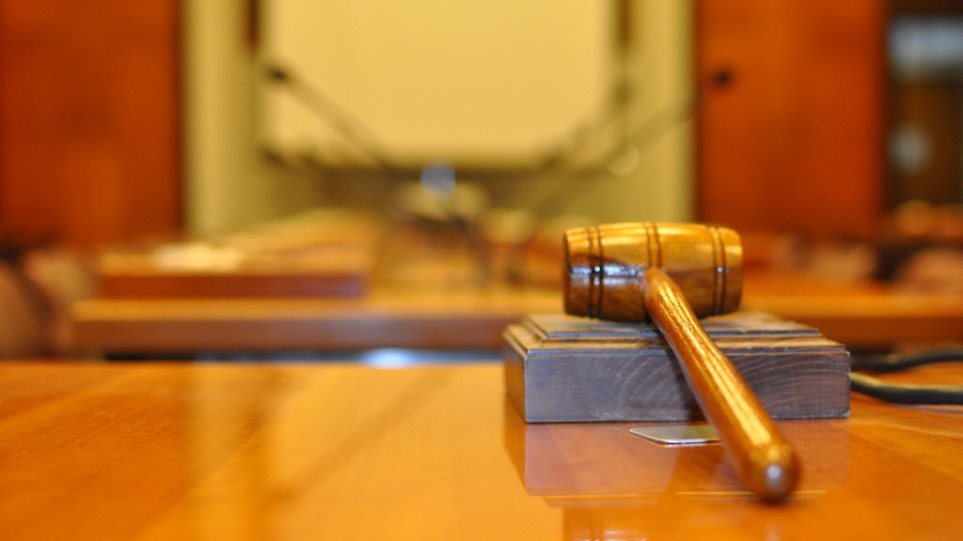 Παραπέμπουν τον εκπαιδευτικό Ηλία Σμήλιο ξανά σε δίκη