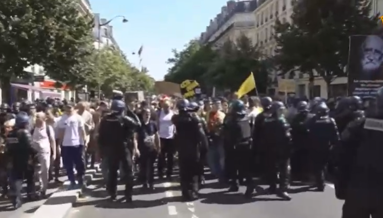 Δεν σταματούν οι Γάλλοι – Νέες μαζικές διαμαρτυρίες κατά υποχρεωτικών εμβολιασμών και υγειονομικού πάσου (βίντεο)