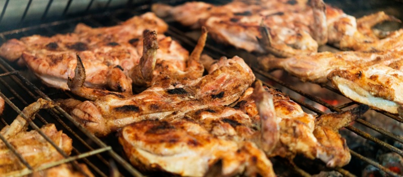 Αυτά τα εύκολα κόλπα θα κάνουν το κοτόπουλο στα κάρβουνα ακαταμάχητο