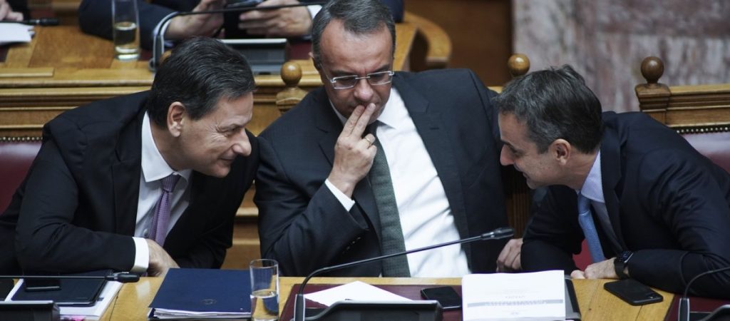 «Ταχύτεροι από ποτέ» και «εμπιστοσύνη» το κυβερνητικό αφήγημα, χωρίς απαντήσεις για την ημερομηνία των εκταμιεύσεων