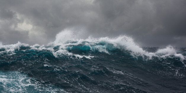 Καλιφόρνια: Κύμα σπάει τζάμι από εστιατόριο πάνω στη θάλασσα (βίντεο)