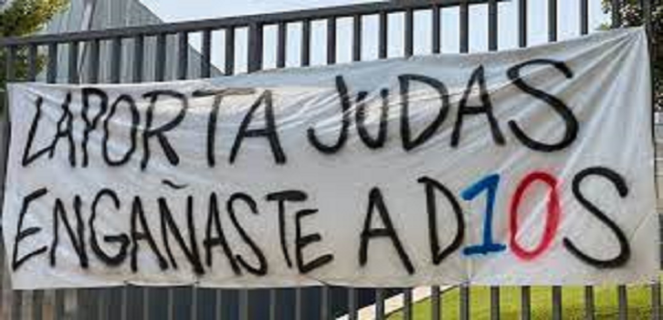 Μπαρτσελόνα: Οπαδοί κρέμασαν πανό με προσβλητικούς χαρακτηρισμούς κατά του Τ.Λαπόρτα έξω από το «Καμπ Νόου» (φώτο)