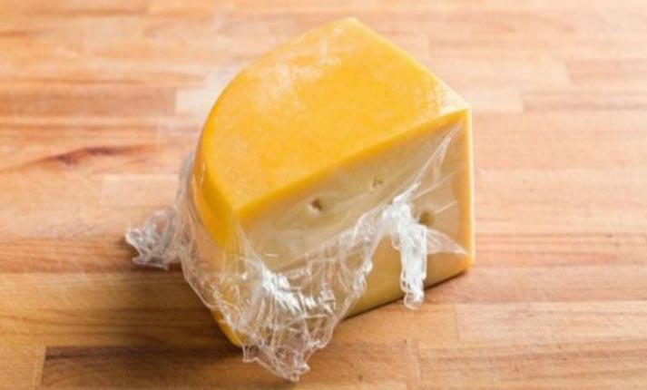 Αυτός είναι ο λόγος που δεν κάνει να τυλίγουμε τα τυριά με μεμβράνη τροφίμων!