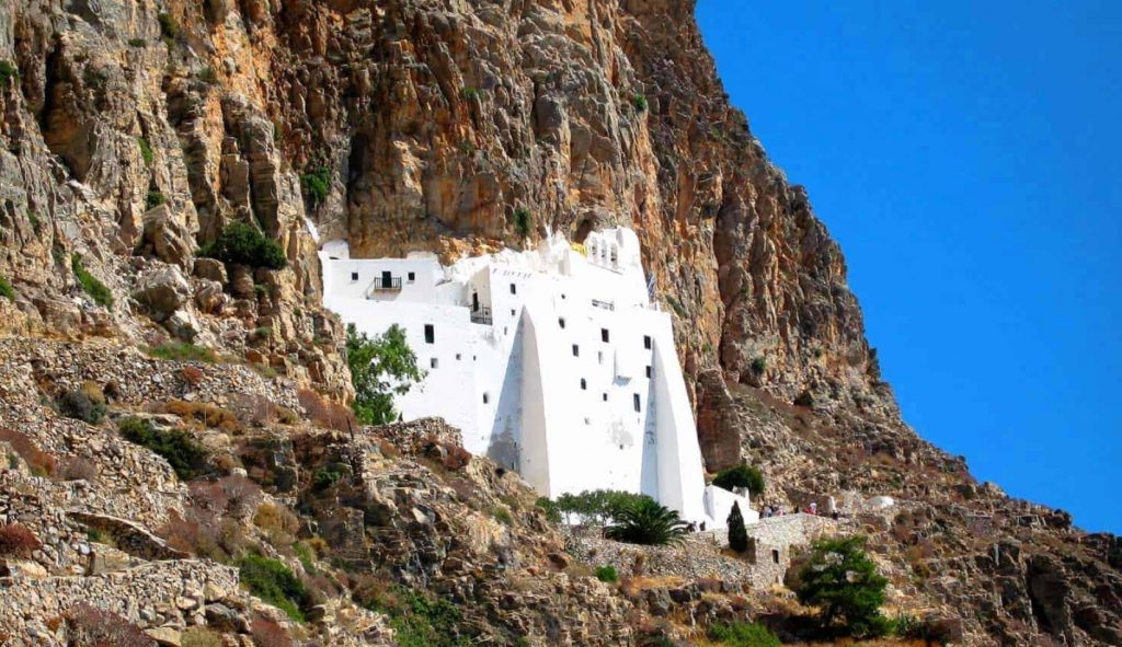 Η Μονή της Παναγίας της Χοζοβιώτισσας στην Αμοργό… «επιβλέπει» την απεραντοσύνη του Αιγαίου (βίντεο)