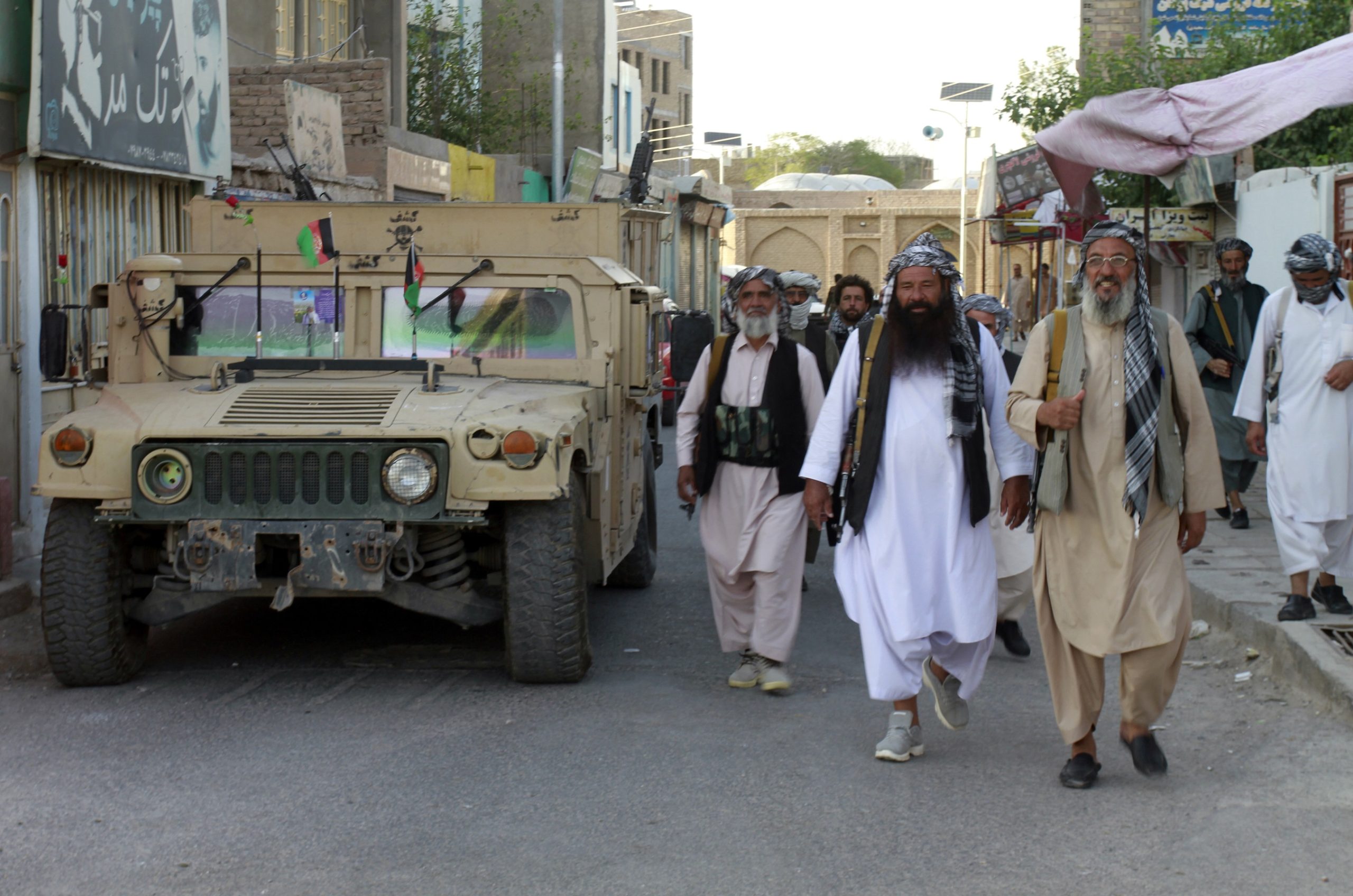 Εξευτελισμός των ΗΠΑ: Φυγαδεύτηκε ο πρόεδρος του Αφγανιστάν – Κατάσχεσαν αμερικανικά Black Hawk οι Ταλιμπάν